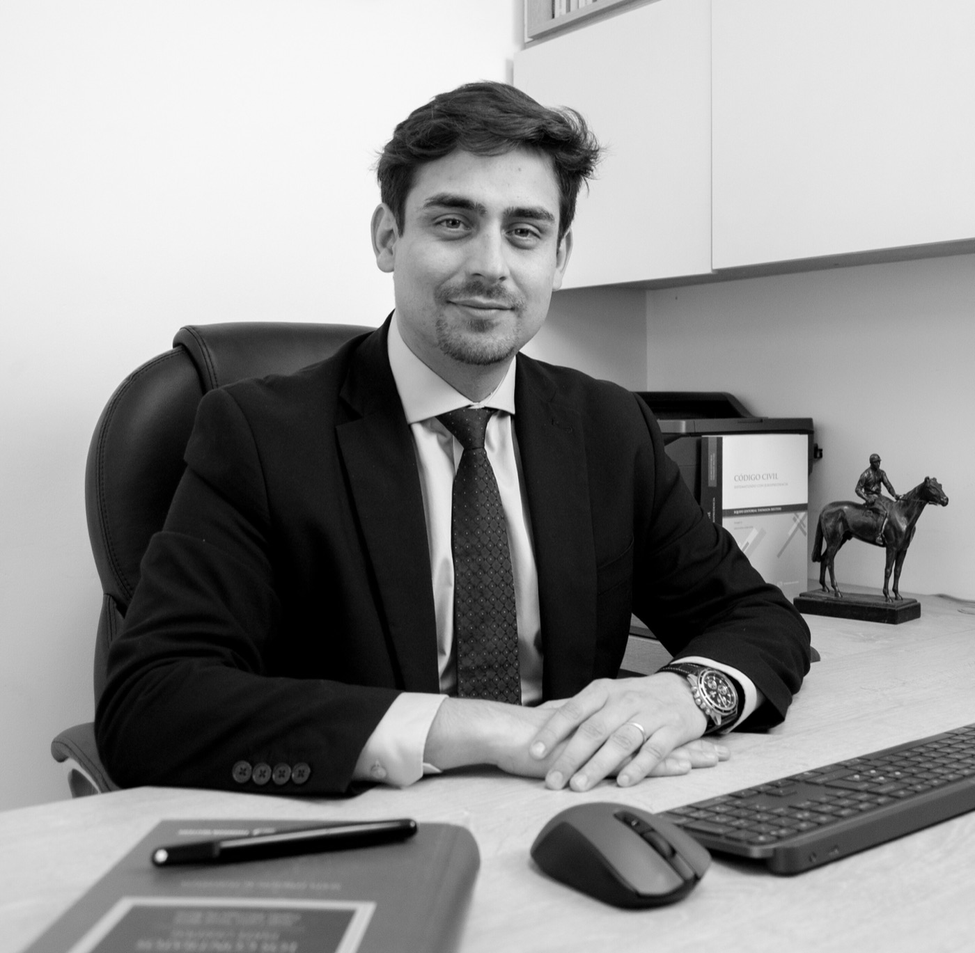 Francisco Armesto Rojas, abogado y Juez Árbitro, en su oficina junto al Código Civil